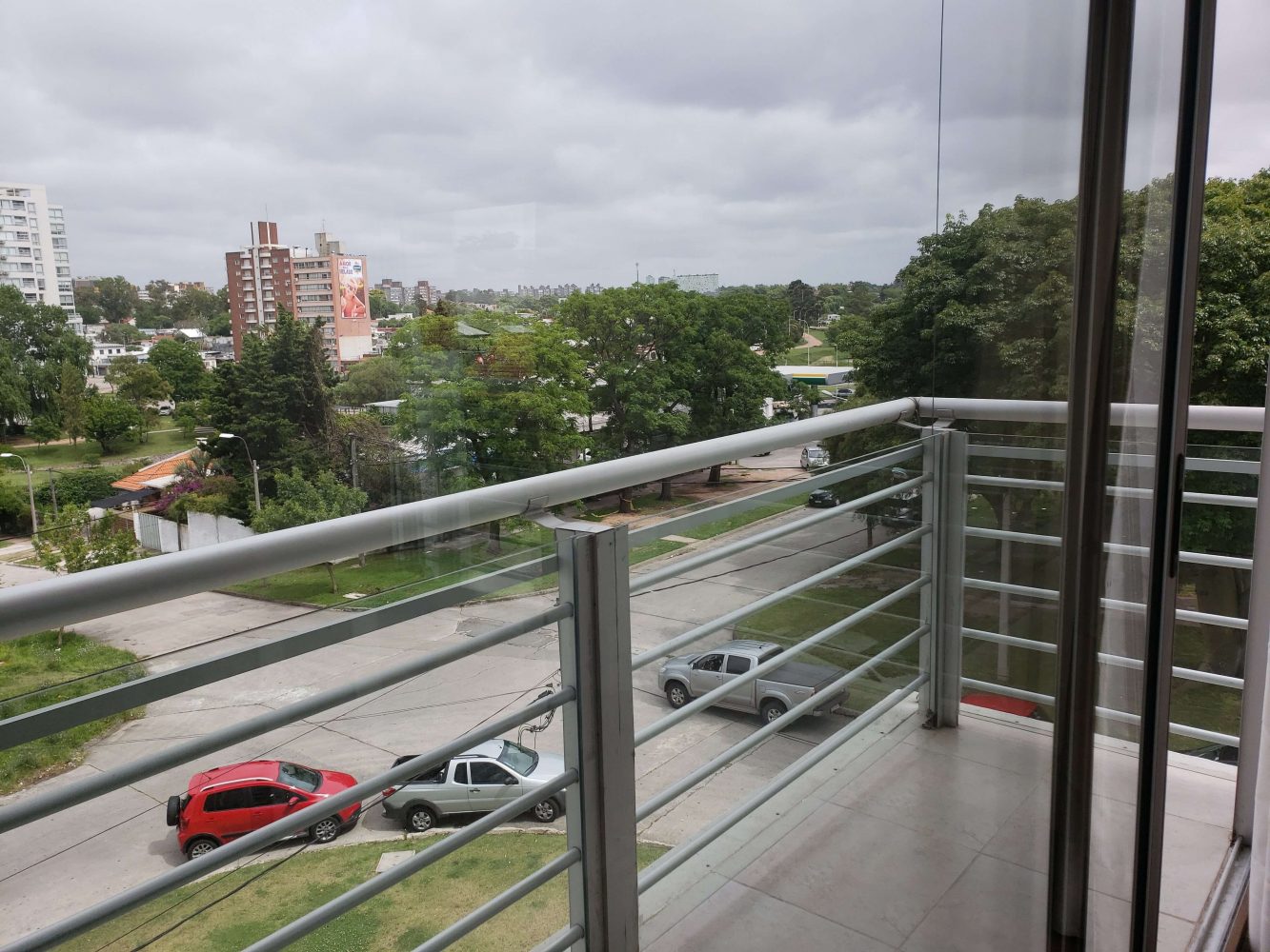 Estrene apartamento en Malvín al frente con terraza.